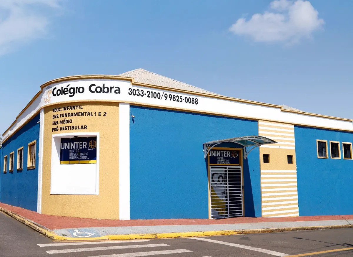 Prédio do Colégio Cobra, esquina da Rua Guarapuava