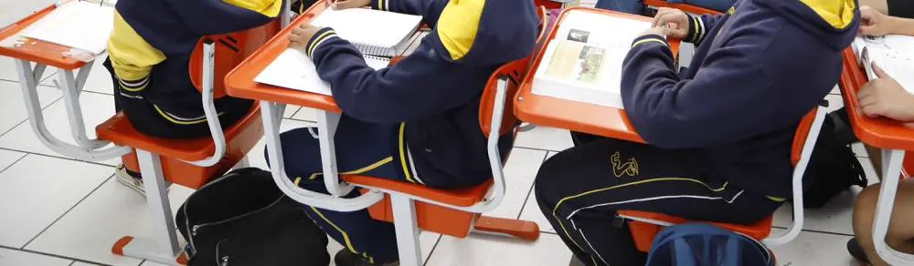 Alunos do Ensino Médio do Colégio Cobra estudando em sala